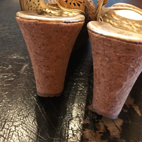 Fun Leather Wedge - Picture 3 of 5